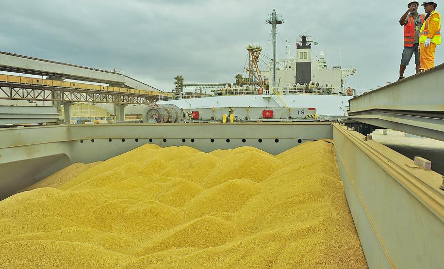 A três meses do final do ano, Porto de Paranaguá já bateu recorde anual de exportação de soja