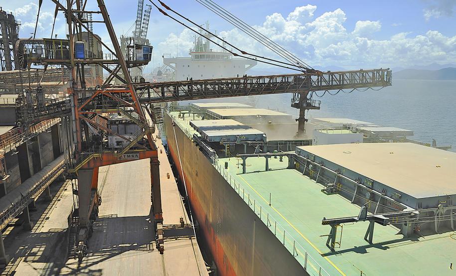 A três meses do final do ano, Porto de Paranaguá já bateu recorde anual de exportação de soja