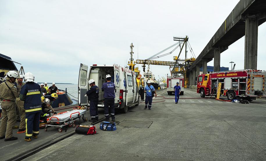 Porto de Paranaguá é palco de simulação de emergência em rebocadores