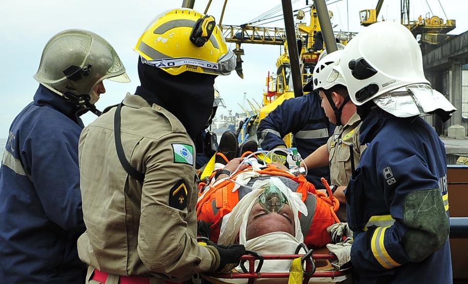 Porto de Paranaguá é palco de simulação com rebocadores