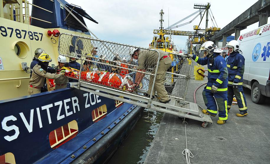 Porto de Paranaguá é palco de simulação com rebocadores