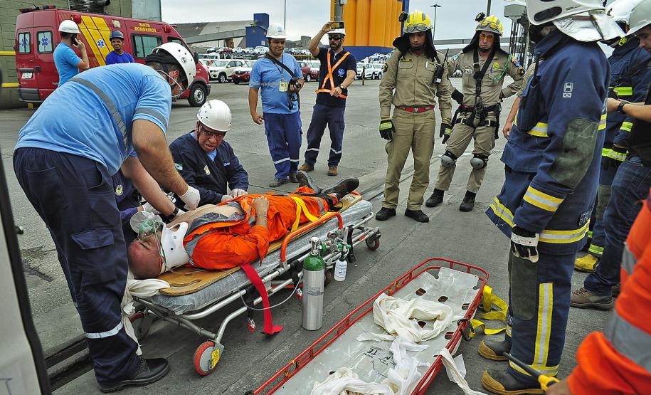 Porto de Paranaguá é palco de simulação de emergência em rebocadores