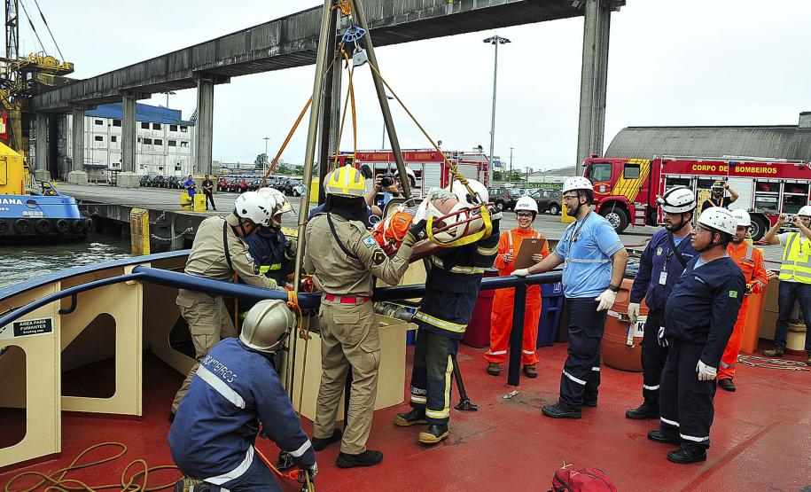 Porto de Paranaguá é palco de simulação de emergência em rebocadores