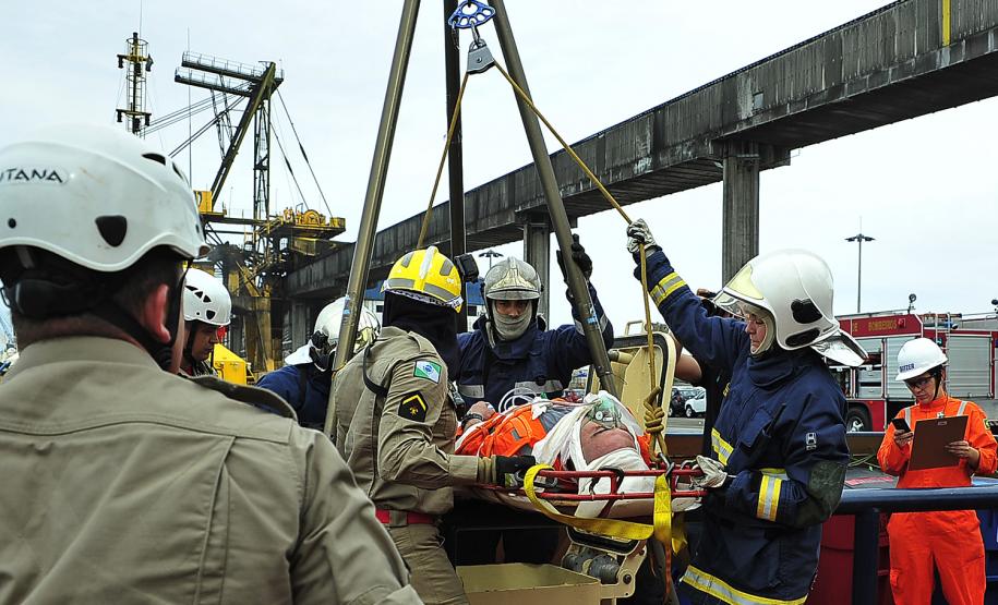 Porto de Paranaguá é palco de simulação com rebocadores