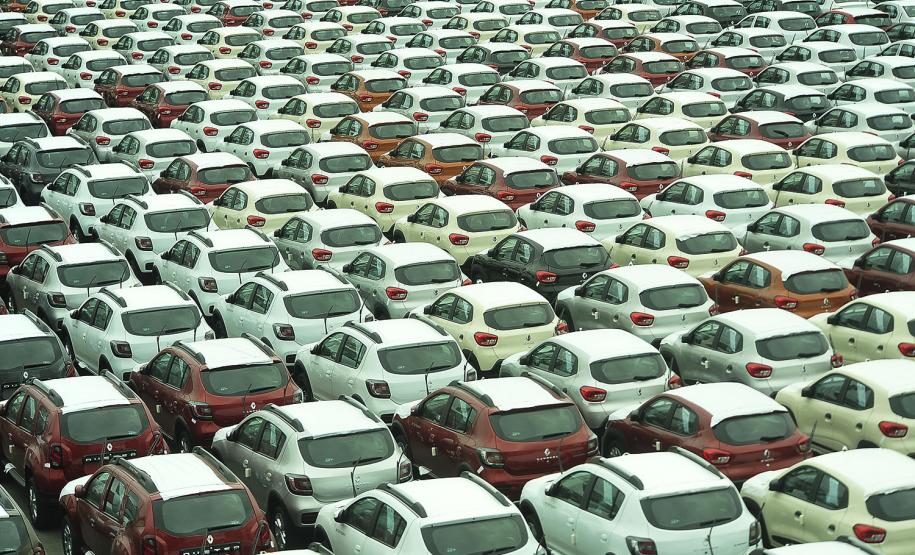 Paranaguá recebe volume inédito de veículos para exportação