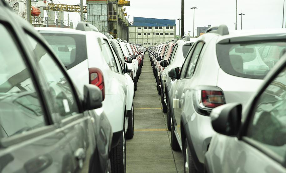 Paranaguá recebe volume inédito de veículos para exportação