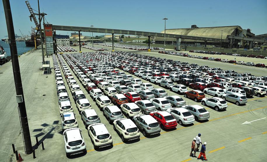 Paranaguá recebe volume inédito de veículos para exportação