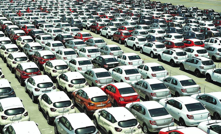 Paranaguá recebe volume inédito de veículos para exportação