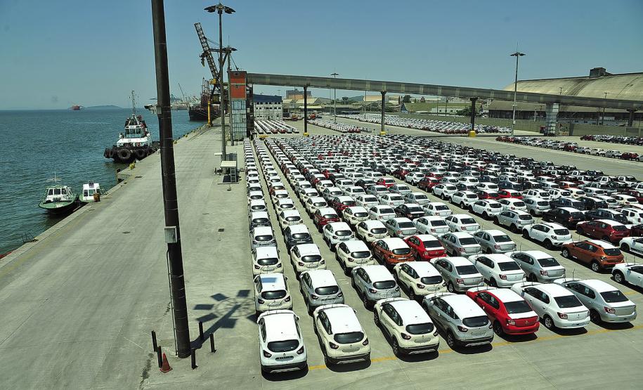 Paranaguá recebe volume inédito de veículos para exportação
