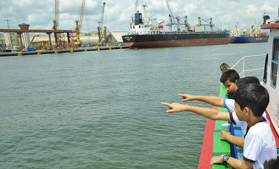 A Administração dos Portos de Paranaguá e Antonina (Appa) promoveu nesta quinta-feira (30), a premiação dos quinze alunos vencedores do Concurso de Desenho e Frase do Projeto Porto Escola, de Paranaguá e Antonina. No evento, que contou com a presença do prefeito de Paranaguá, Marcelo Roque, também foi assinado o termo de continuidade do Projeto para 2018, em ambas as cidades do Litoral.