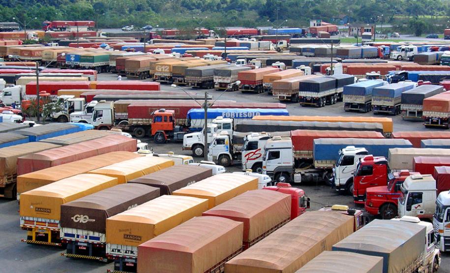 Mais de 400 mil caminhões descarregaram em 2017 no Porto de Paranaguá sem formar filas