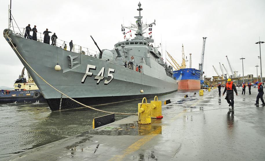 Fragata União chega ao Porto de Paranaguá para visita público no domingo