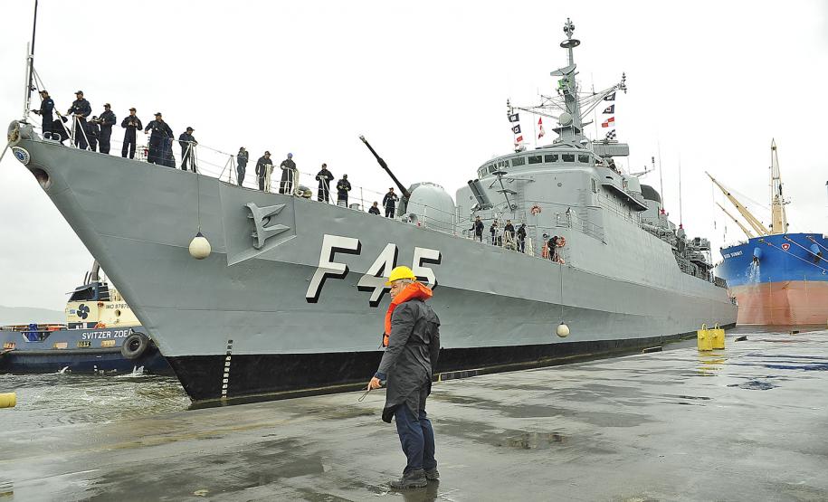 Fragata União chega ao Porto de Paranaguá para visita público no domingo