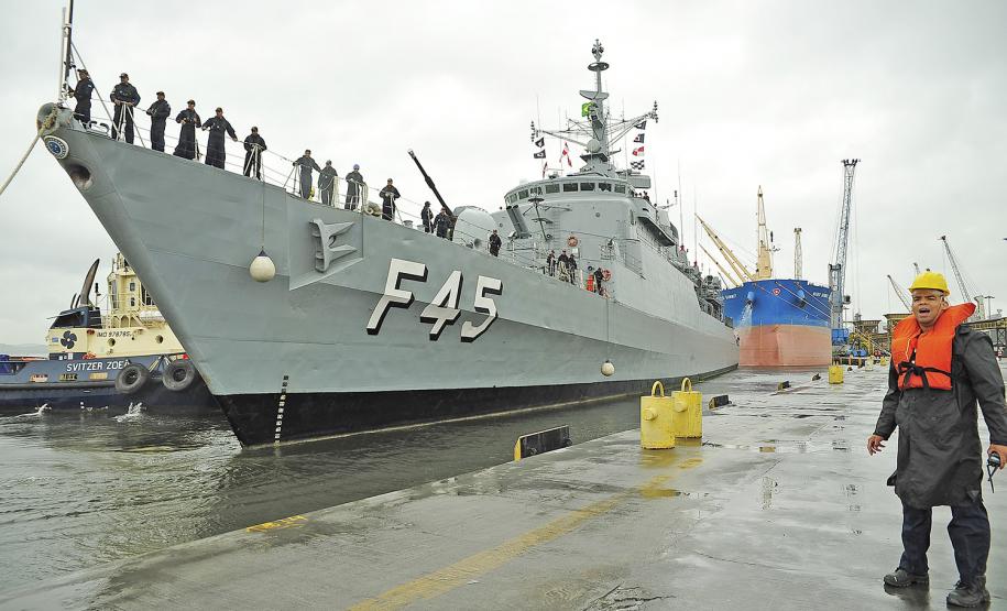 Fragata União chega ao Porto de Paranaguá para visita público no domingo