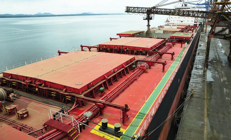 Porto de Paranaguá recebe o maior navio graneleiro da história