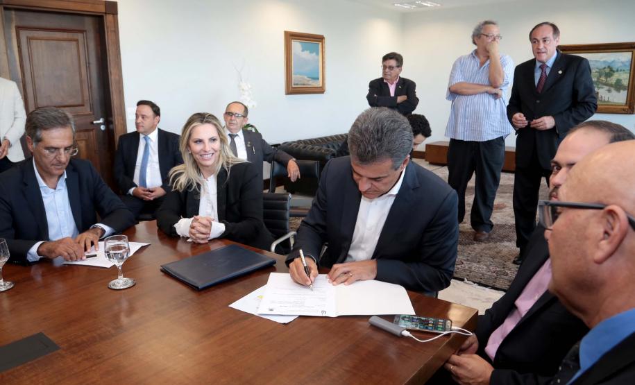 Richa assina ordem de serviço para reforma da Av. Bento Rocha e construção de viaduto Richa assina ordem de serviço para reforma da Av. Bento Rocha e construção de viaduto