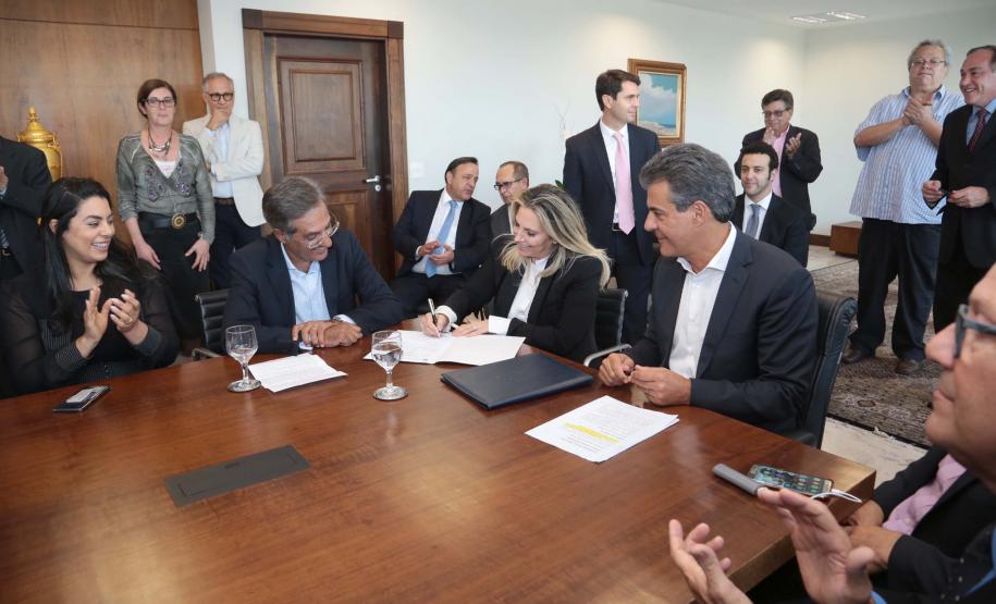 Richa assina ordem de serviço para reforma da Av. Bento Rocha e construção de viaduto Richa assina ordem de serviço para reforma da Av. Bento Rocha e construção de viaduto