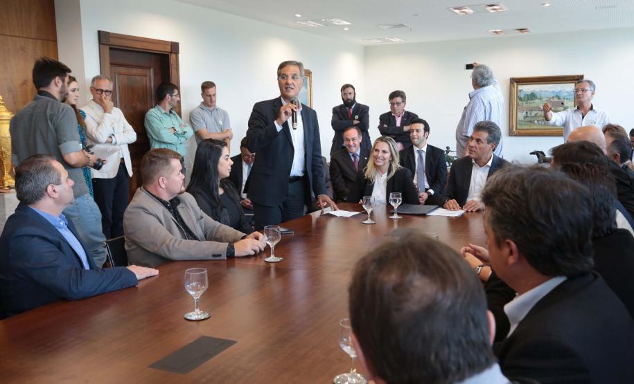 Richa assina ordem de serviço para reforma da Av. Bento Rocha e construção de viaduto Richa assina ordem de serviço para reforma da Av. Bento Rocha e construção de viaduto