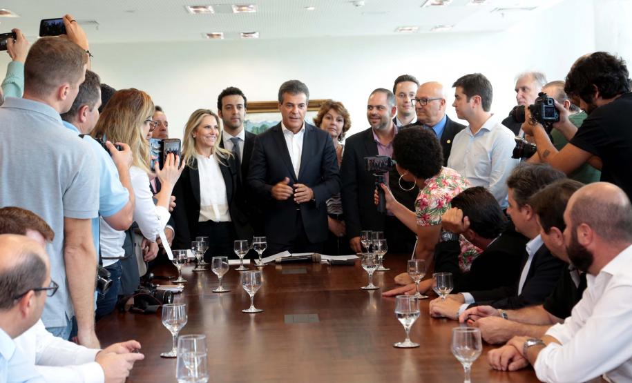 Richa assina ordem de serviço para reforma da Av. Bento Rocha e construção de viaduto Richa assina ordem de serviço para reforma da Av. Bento Rocha e construção de viaduto