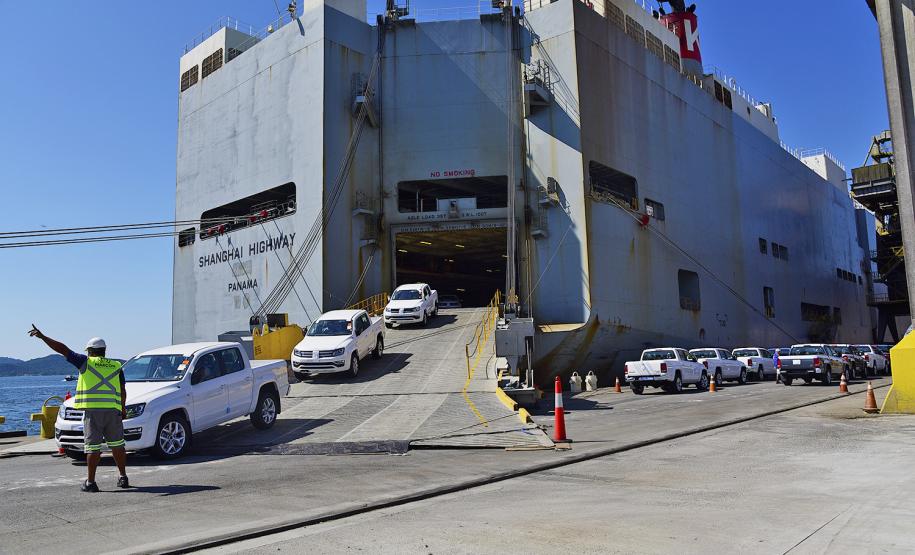 Porto de Paranaguá tem operação inédita para veículos