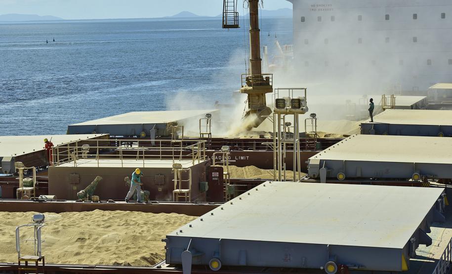 Porto de Paranaguá tem aumento de 14% na movimentação de abril