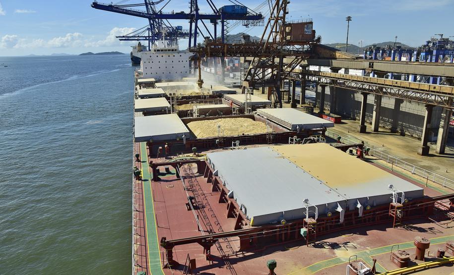 Porto de Paranaguá tem aumento de 14% na movimentação de abril
