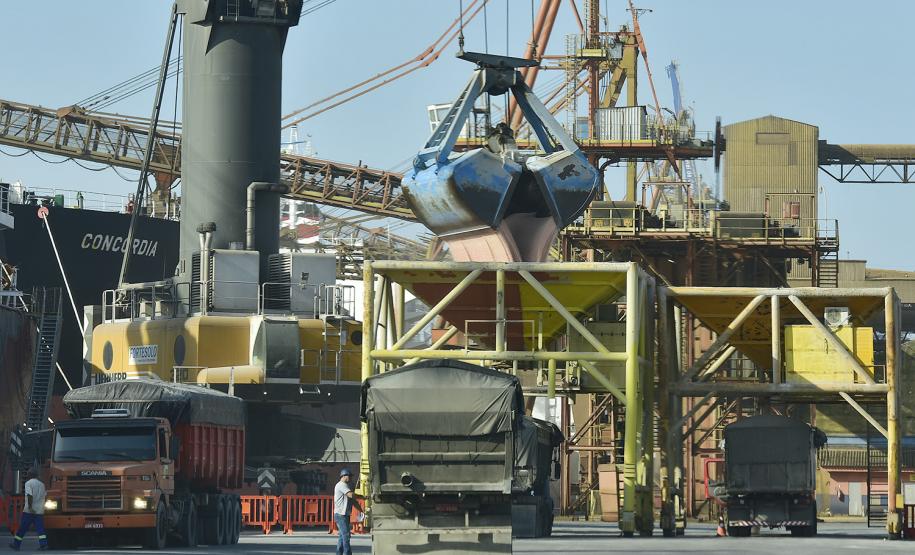 Foram descarregadas 41.305 mil toneladas de cevada e fertilizante entre às 7h da manhã de 19 de junho e às 7h do dia 20.