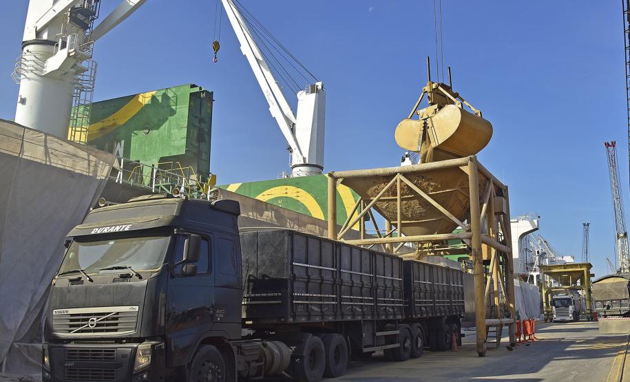 Foram descarregadas 41.305 mil toneladas de cevada e fertilizante entre às 7h da manhã de 19 de junho e às 7h do dia 20.