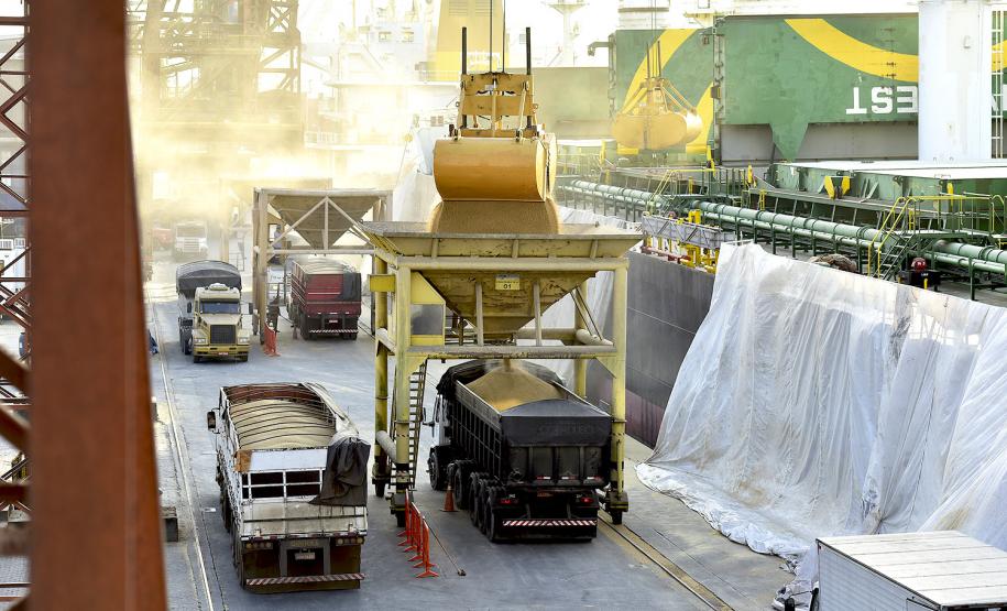 Foram descarregadas 41.305 mil toneladas de cevada e fertilizante entre às 7h da manhã de 19 de junho e às 7h do dia 20.