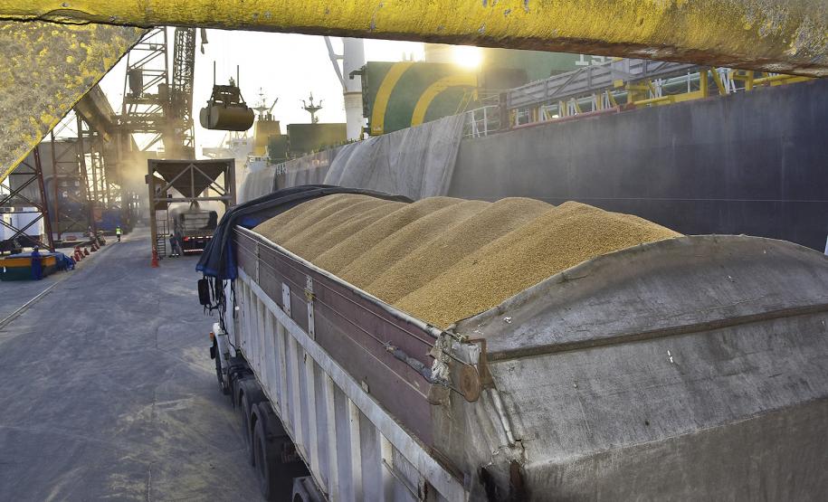 Foram descarregadas 41.305 mil toneladas de cevada e fertilizante entre às 7h da manhã de 19 de junho e às 7h do dia 20.