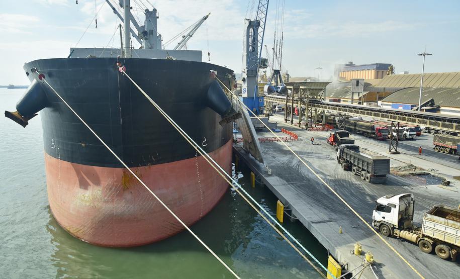 Foram descarregadas 41.305 mil toneladas de cevada e fertilizante entre às 7h da manhã de 19 de junho e às 7h do dia 20.