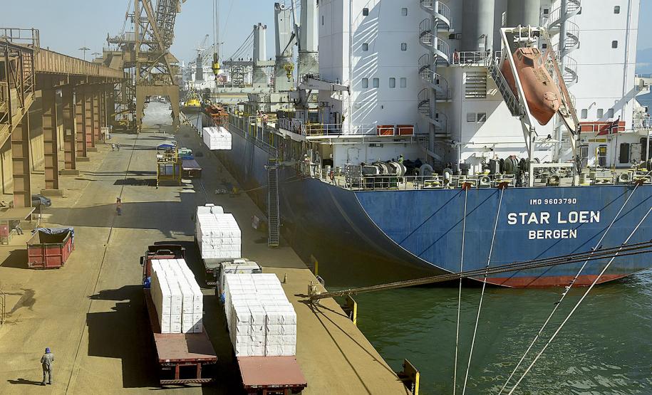 A empresa, maior produtora e exportadora de papéis do Brasil, escolheu o porto paranaense para realizar a movimentação de celulose e derivados. Desde 2016, quando começou a operar no Estado, foram 1.779.796 toneladas transportadas.