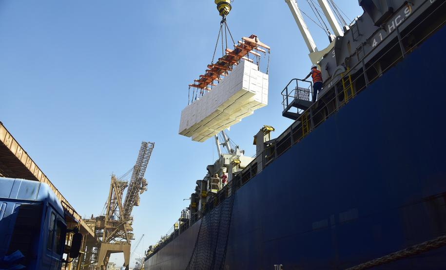 A empresa, maior produtora e exportadora de papéis do Brasil, escolheu o porto paranaense para realizar a movimentação de celulose e derivados. Desde 2016, quando começou a operar no Estado, foram 1.779.796 toneladas transportadas.