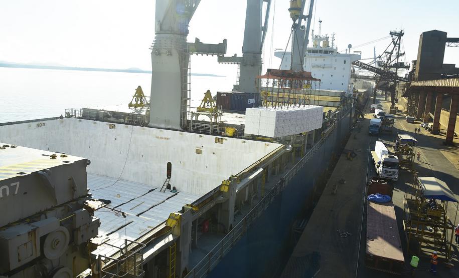 A empresa, maior produtora e exportadora de papéis do Brasil, escolheu o porto paranaense para realizar a movimentação de celulose e derivados. Desde 2016, quando começou a operar no Estado, foram 1.779.796 toneladas transportadas.