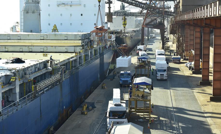 A empresa, maior produtora e exportadora de papéis do Brasil, escolheu o porto paranaense para realizar a movimentação de celulose e derivados. Desde 2016, quando começou a operar no Estado, foram 1.779.796 toneladas transportadas.