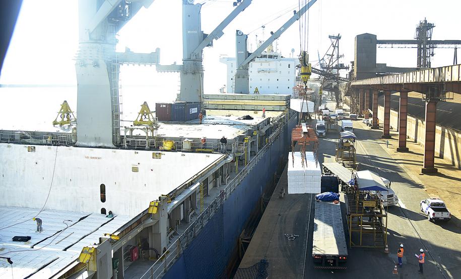 A empresa, maior produtora e exportadora de papéis do Brasil, escolheu o porto paranaense para realizar a movimentação de celulose e derivados. Desde 2016, quando começou a operar no Estado, foram 1.779.796 toneladas transportadas.