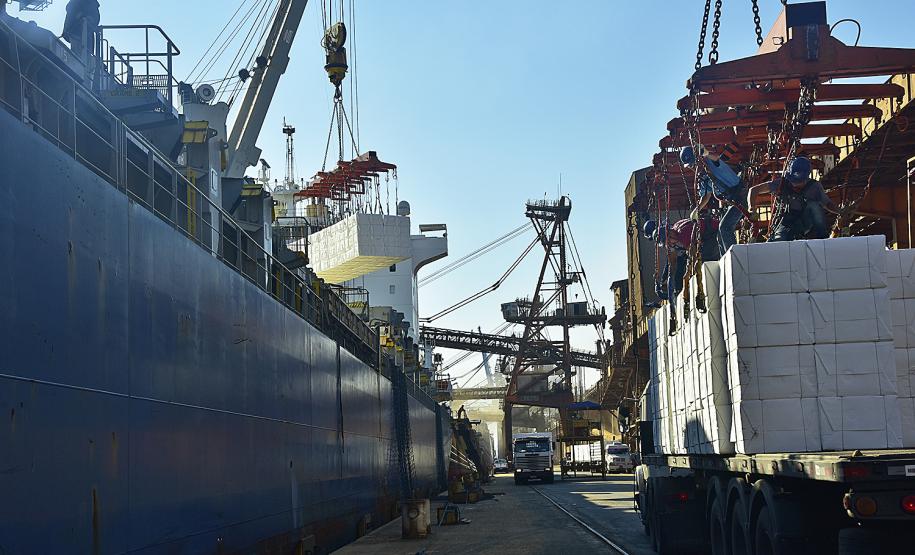 A empresa, maior produtora e exportadora de papéis do Brasil, escolheu o porto paranaense para realizar a movimentação de celulose e derivados. Desde 2016, quando começou a operar no Estado, foram 1.779.796 toneladas transportadas.