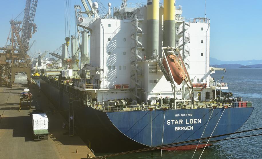 A empresa, maior produtora e exportadora de papéis do Brasil, escolheu o porto paranaense para realizar a movimentação de celulose e derivados. Desde 2016, quando começou a operar no Estado, foram 1.779.796 toneladas transportadas.