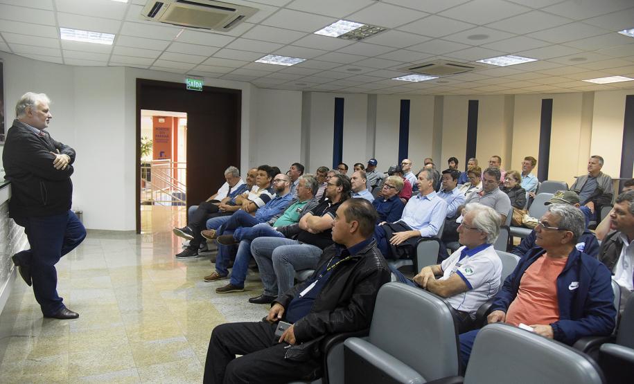 Servidores do Departamento de Economia Rural (Deral) da Secretaria de Estado da Agricultura e Abastecimento, conheceram o processo que a soja, o milho e os demais produtos paranaenses percorrem, desde o campo até a exportação para outros países.