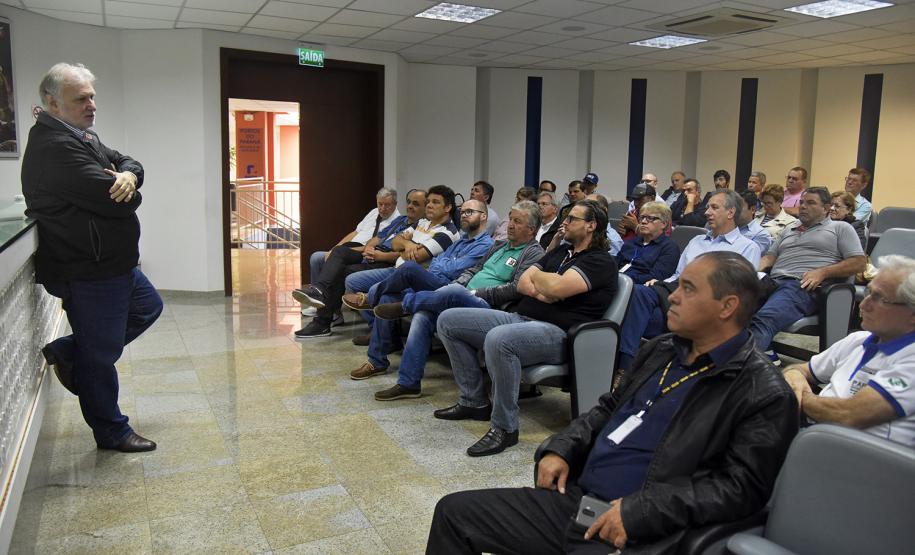 Servidores do Departamento de Economia Rural (Deral) da Secretaria de Estado da Agricultura e Abastecimento, conheceram o processo que a soja, o milho e os demais produtos paranaenses percorrem, desde o campo até a exportação para outros países.