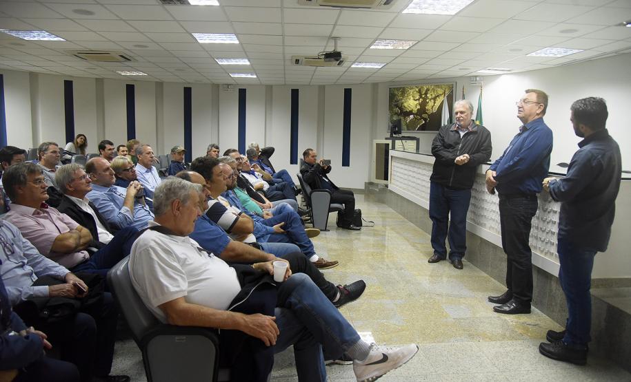 Servidores do Departamento de Economia Rural (Deral) da Secretaria de Estado da Agricultura e Abastecimento, conheceram o processo que a soja, o milho e os demais produtos paranaenses percorrem, desde o campo até a exportação para outros países.