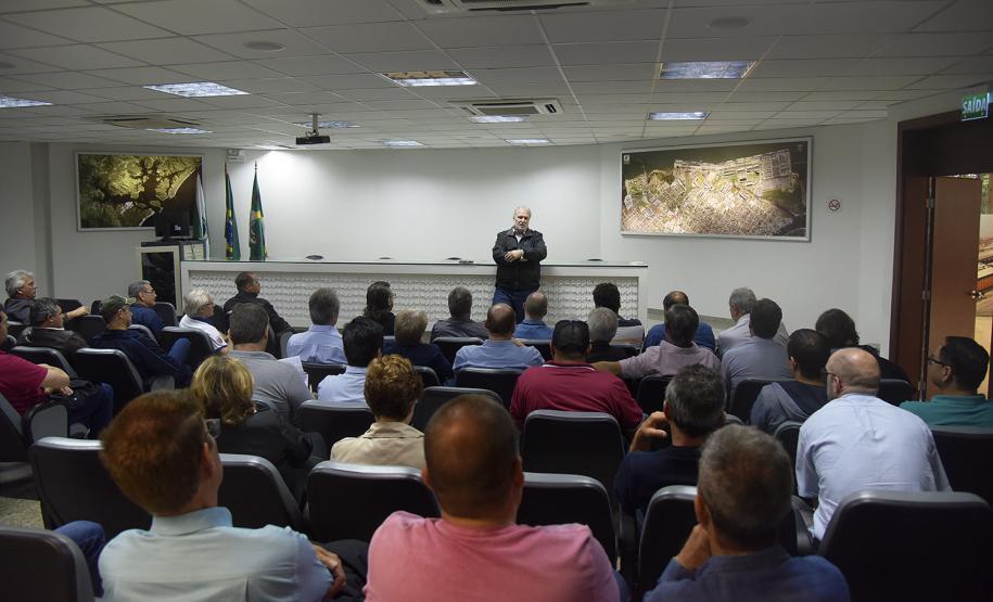 Servidores do Departamento de Economia Rural (Deral) da Secretaria de Estado da Agricultura e Abastecimento, conheceram o processo que a soja, o milho e os demais produtos paranaenses percorrem, desde o campo até a exportação para outros países.