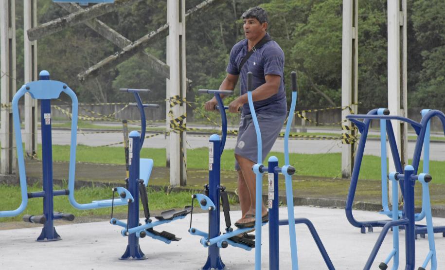 A Administração dos Portos de Paranaguá e Antonina (APPA), pensando na saúde e bem-estar dos caminhoneiros, instalou duas academias ao ar livre no Pátio de Triagem de Caminhões de Paranaguá, nesta terça-feira (17).