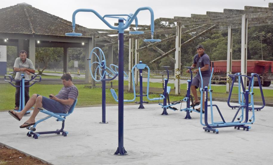 A Administração dos Portos de Paranaguá e Antonina (APPA), pensando na saúde e bem-estar dos caminhoneiros, instalou duas academias ao ar livre no Pátio de Triagem de Caminhões de Paranaguá, nesta terça-feira (17).