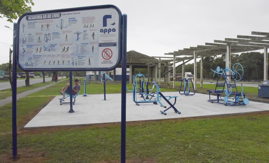 A Administração dos Portos de Paranaguá e Antonina (APPA), pensando na saúde e bem-estar dos caminhoneiros, instalou duas academias ao ar livre no Pátio de Triagem de Caminhões de Paranaguá, nesta terça-feira (17).