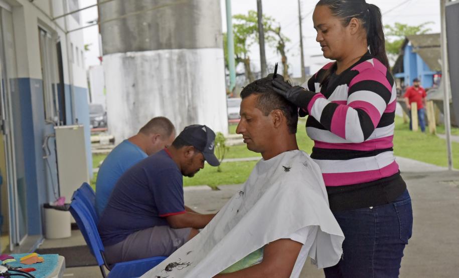 A Administração dos Portos de Paranaguá e Antonina (APPA), pensando na saúde e bem-estar dos caminhoneiros, instalou duas academias ao ar livre no Pátio de Triagem de Caminhões de Paranaguá, nesta terça-feira (17).