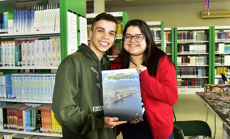 Bibliotecas de Paranaguá recebem obra sobre o Porto da cidade