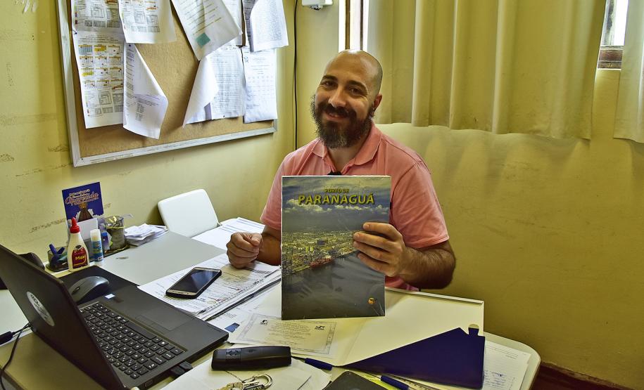 Bibliotecas de Paranaguá recebem obra sobre o Porto da cidade