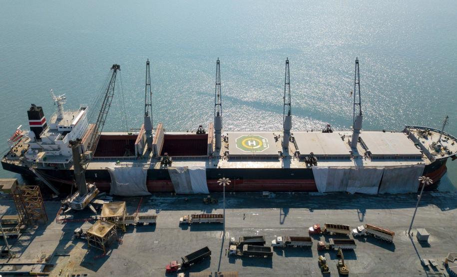 Modernização dos portos reduz multas do setor de fertilizantes em 72% Dados do Sindiadubos mostram esse índice de redução nos custos de sobre-estadia para os importadores do produto. Isso representa economia de U$ 70 milhões ao ano - ou 67%.