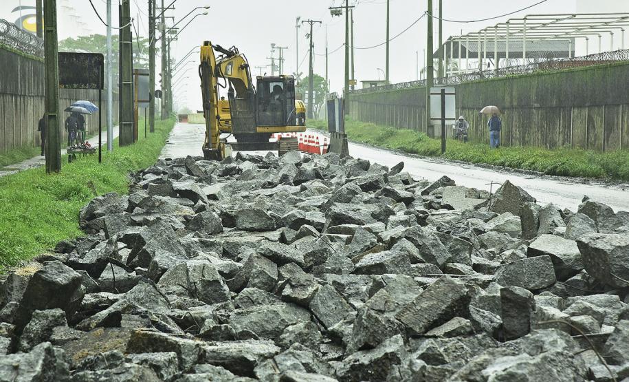 Bloqueio que estava na avenida Coronel Santa Rita foi estendido até a rua Ludovica Bório. Com isso, o acesso ao Porto de Paranaguá é feito em pista simples, somente na faixa da esquerda. Já o sentido contrário foi completamente bloqueado.